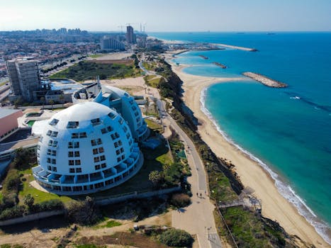 라플란드 아푸카 리조트 유리 이글루 내부 침대와 유리 천장