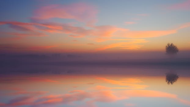산티아고 순례길 일출 풍경과 걷는 순례자 모습