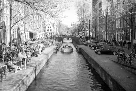암스테르담 운하변 카페 테라스와 운하 풍경