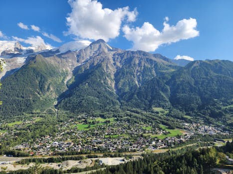 몽블랑 트레킹 1일차 레 우슈 구간 숲속 트레일