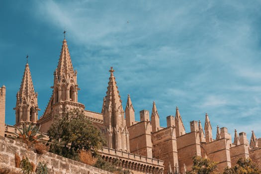 말요르카 요트 투어 팔마 대성당 배경 요트 출항 장면