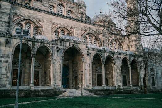 그라츠 근교 당일치기 여행 5곳: 와이너리, 온천, 동화 마을 완벽 가이드 5 프뢴도르프 무어강변 파스텔톤 건물과 교회 첨탑