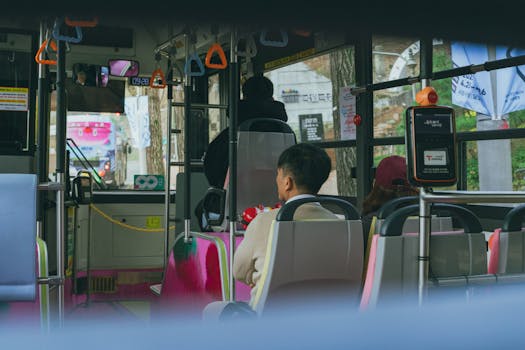 서울 대중교통 버스 정류장에서 버스 기다리는 모습