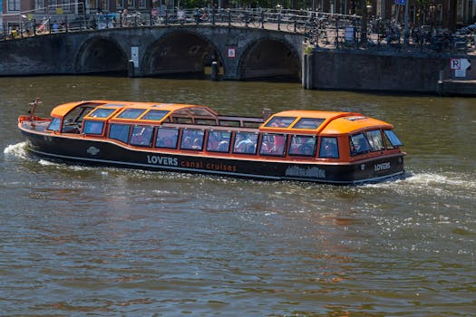암스테르담 운하 크루즈 오후 투어 중 다리 밑을 통과하는 장면