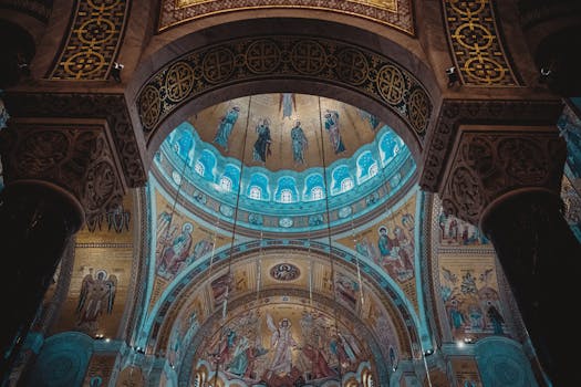 리스본 트램 28번 알파마 지구 좁은 골목 통과 장면