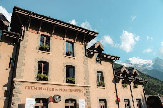 투르 뒤 몽블랑 콜 드 봉옴므 고개 표지판과 등산객