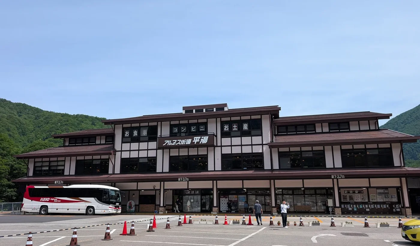 히라유온천 버스터미널 건물 앞에 고속버스가 서 있는 모습