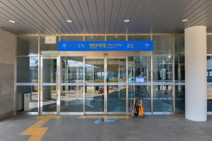 제주항 국제여객터미널 연안여객 출입구, 도착·출발 안내 표지와 유리문