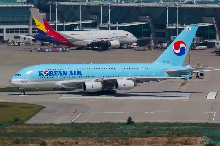 인천국제공항 계류장에서 활주로를 이동하는 대한항공 A380과 뒤쪽에 서 있는 아시아나항공 A380
