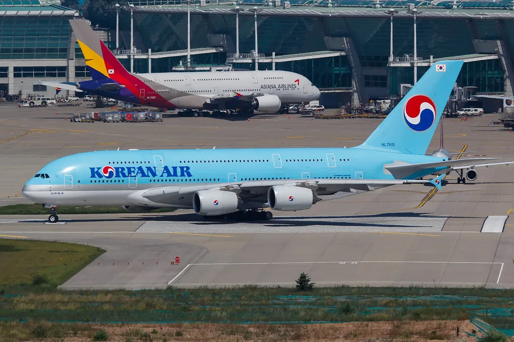 인천국제공항 계류장에서 활주로를 이동하는 대한항공 A380과 뒤쪽에 서 있는 아시아나항공 A380