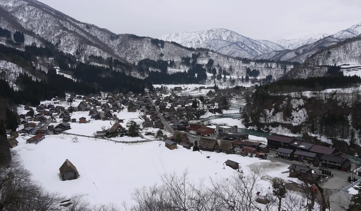 눈 덮인 시라카와고 오기마치 합장 마을을 산 쪽에서 내려다본 모습