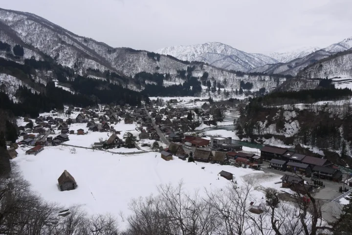 눈 덮인 시라카와고 오기마치 합장 마을을 산 쪽에서 내려다본 모습